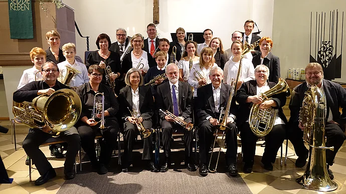 Posaunenchor, Serenade in Christuskirche zur Kirchweih 2018, Gruppenfoto mit geehrten langjährigen Bläsern im Vordergrund