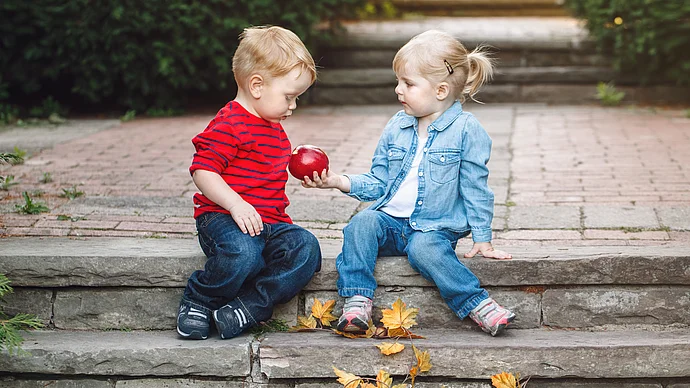 Kinder mit Apfel, AdobeStock anoushkatoronto