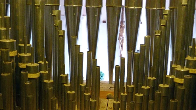 Blick durch Orgelpfeifen zum Chorraum, Foto: Eifler