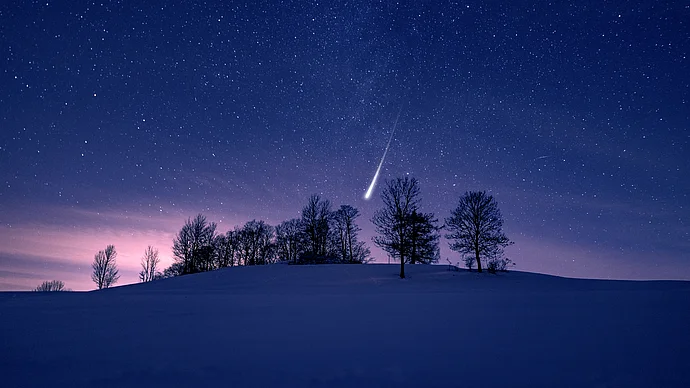 Weiße Landschaft, Nachthimmel mit Komet, Foto AdobeStock 