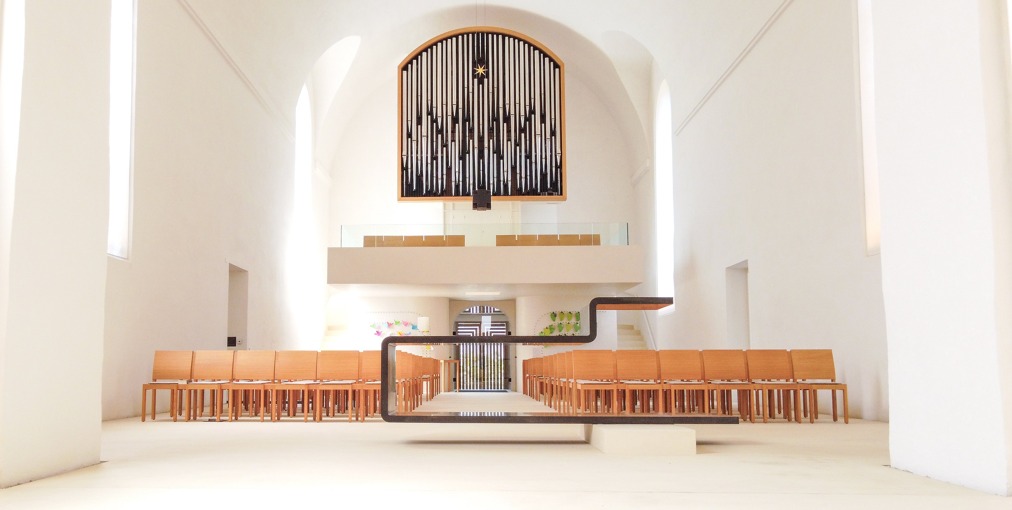 Christuskirche Neumarkt i.d.OPf., Blick über Altar zur Orgel, Foto TM
