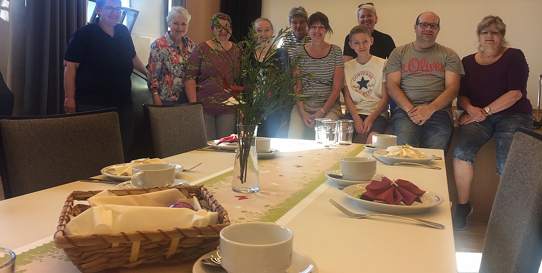Verpflegungsteam, Tische im Klostersaal gedeckt; Foto: B. Hammerbacher