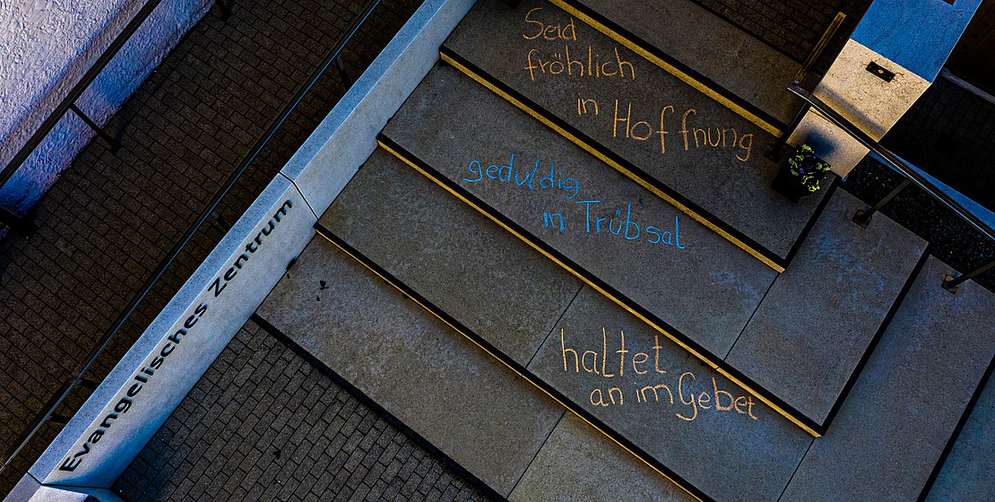 Bibelverse mit Malkreide, Foto ca