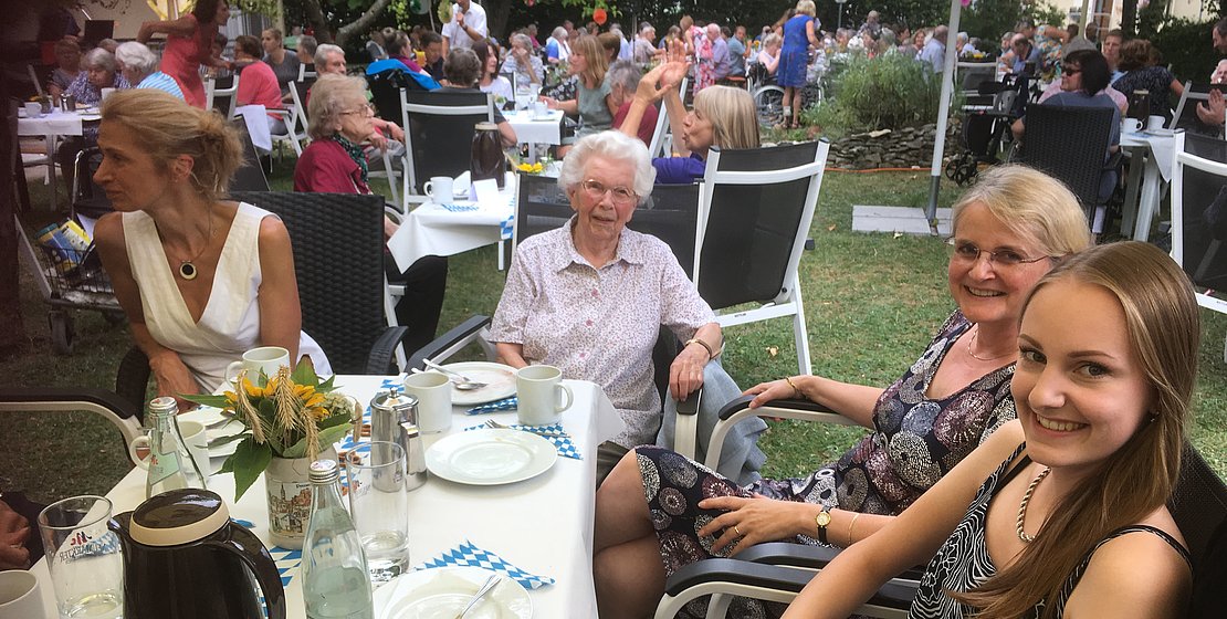 Bewohner genießen mit Ihrem Besuch das Fest, CM