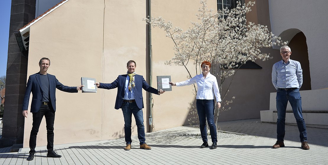 Feierliche Übergabe der Baugenehmigung: Pfarrer Michel Murner, Oberbürgermeister Thumann, Dekanin Christiane Murner, Vertrauensmann Bernhard Hammerbacher; Foto Dr. Janka, 23.04.2021