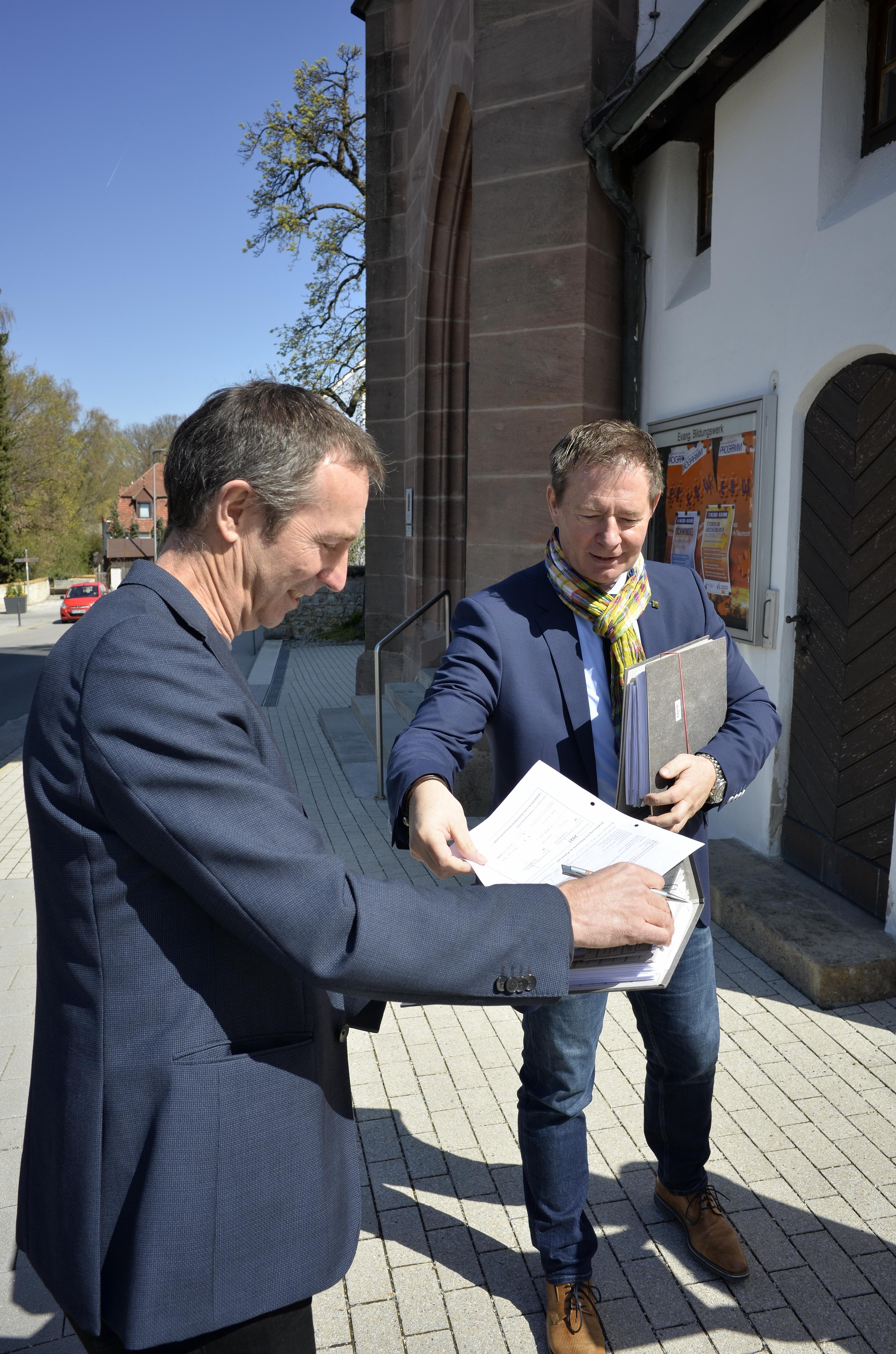 Baugenehmigung überreicht durch OB Thumann an geschäftsführenden Pfarrer Murner; Foto Dr. Janka 23.04.21