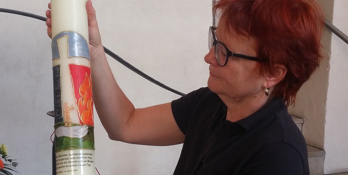 Dekanin Christiane Murner zeigt Osterkerze 2020, geschaffen von Gabriele Schifferer-Missy, Foto kb