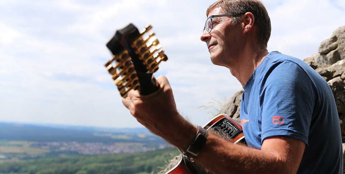 Dr. Hans-Gerd Bauer mit Gitarre, Foto Dr. Bauer
