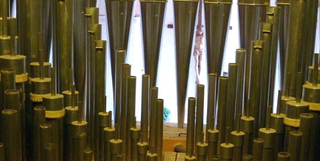 Blick durch Orgelpfeifen zum Chorraum, Foto: Eifler
