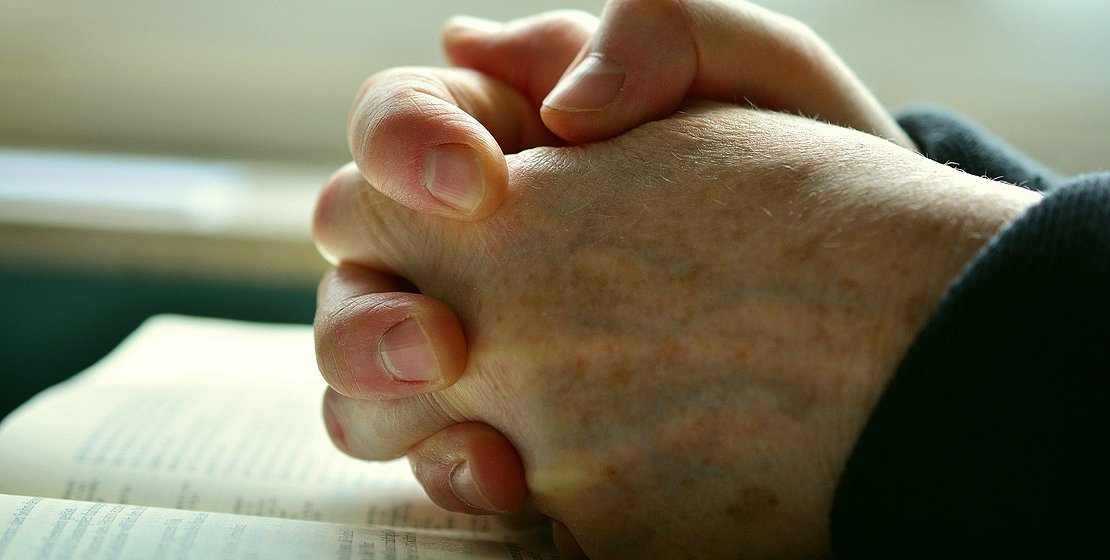 _Andacht_Nuernberger_Pixabay_pray-2558490_1920