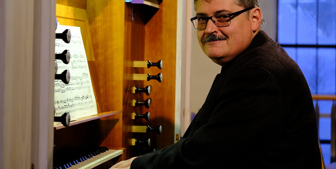 LKMD Ulrich Knörr an der Orgel, Foto Eifler