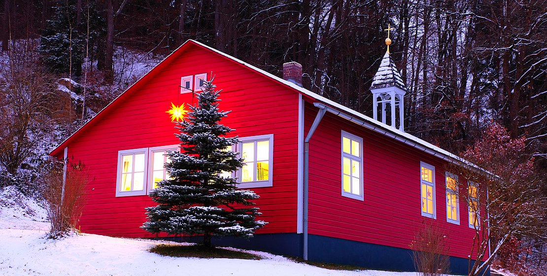 "Kapelle" an einem Winterabend; Schnee, geschmückt, Foto: Klaus Eifler