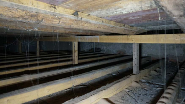 Kirchsaal Hohlraum unter Fußboden, Foto Bernd Marr