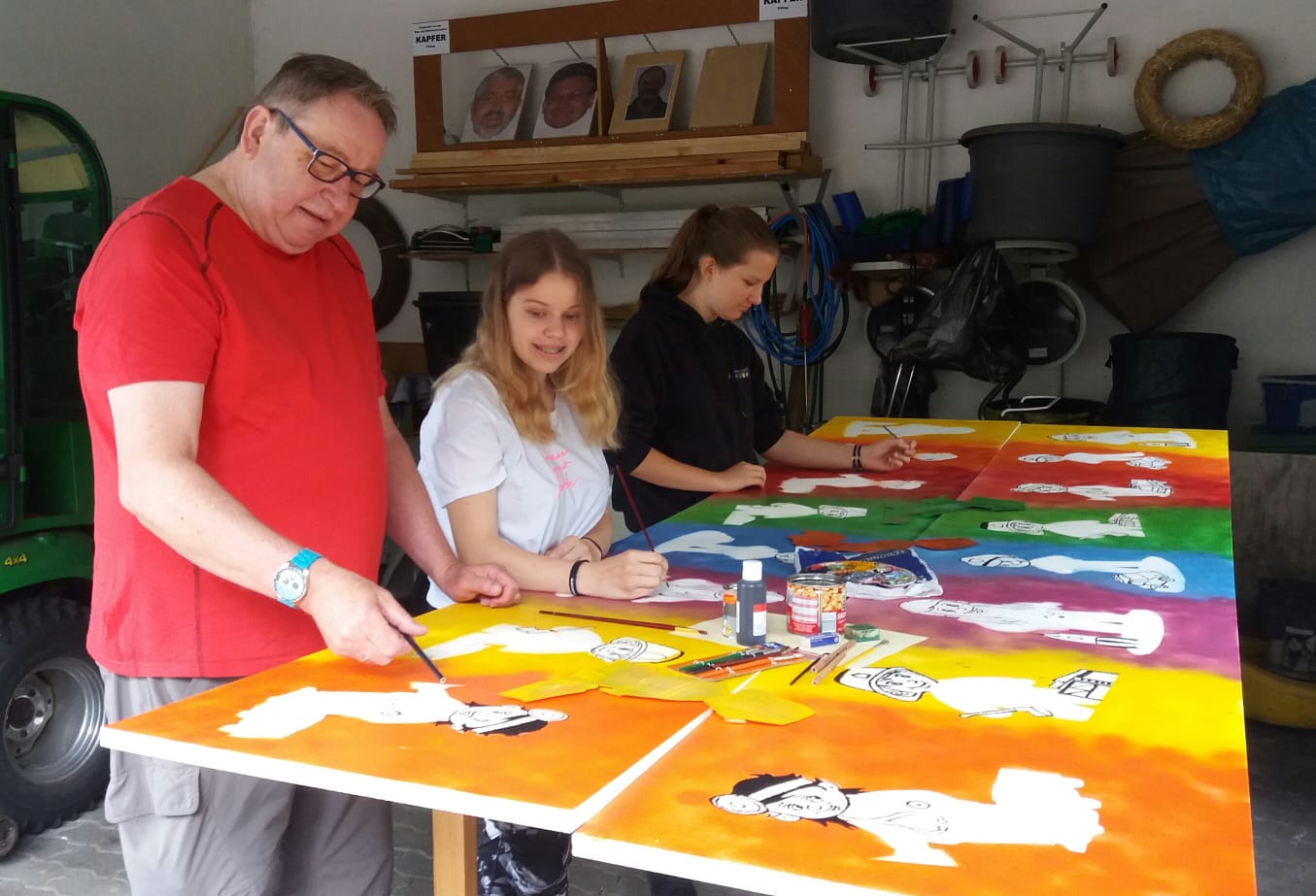 Viel Arbeit, viel Farbe und viel Spaß hat die Evangelische Jugend in die Gestaltung ihres Wagens für den Volksfestzug gesteckt. Foto: Erhard Löwe