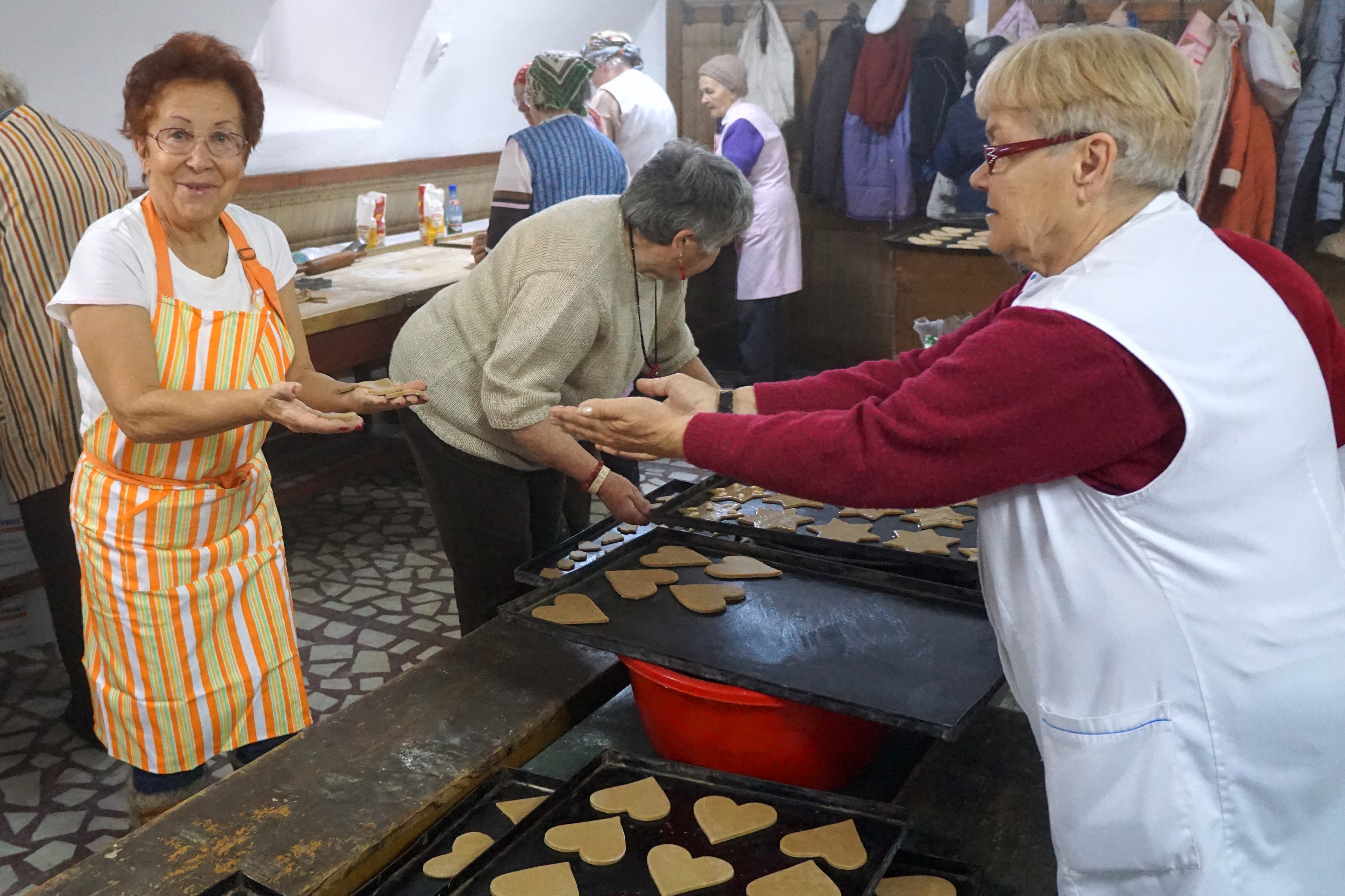 Frauen backen im Keller für Weihnachtsbescherung, Mediasch im November 2023