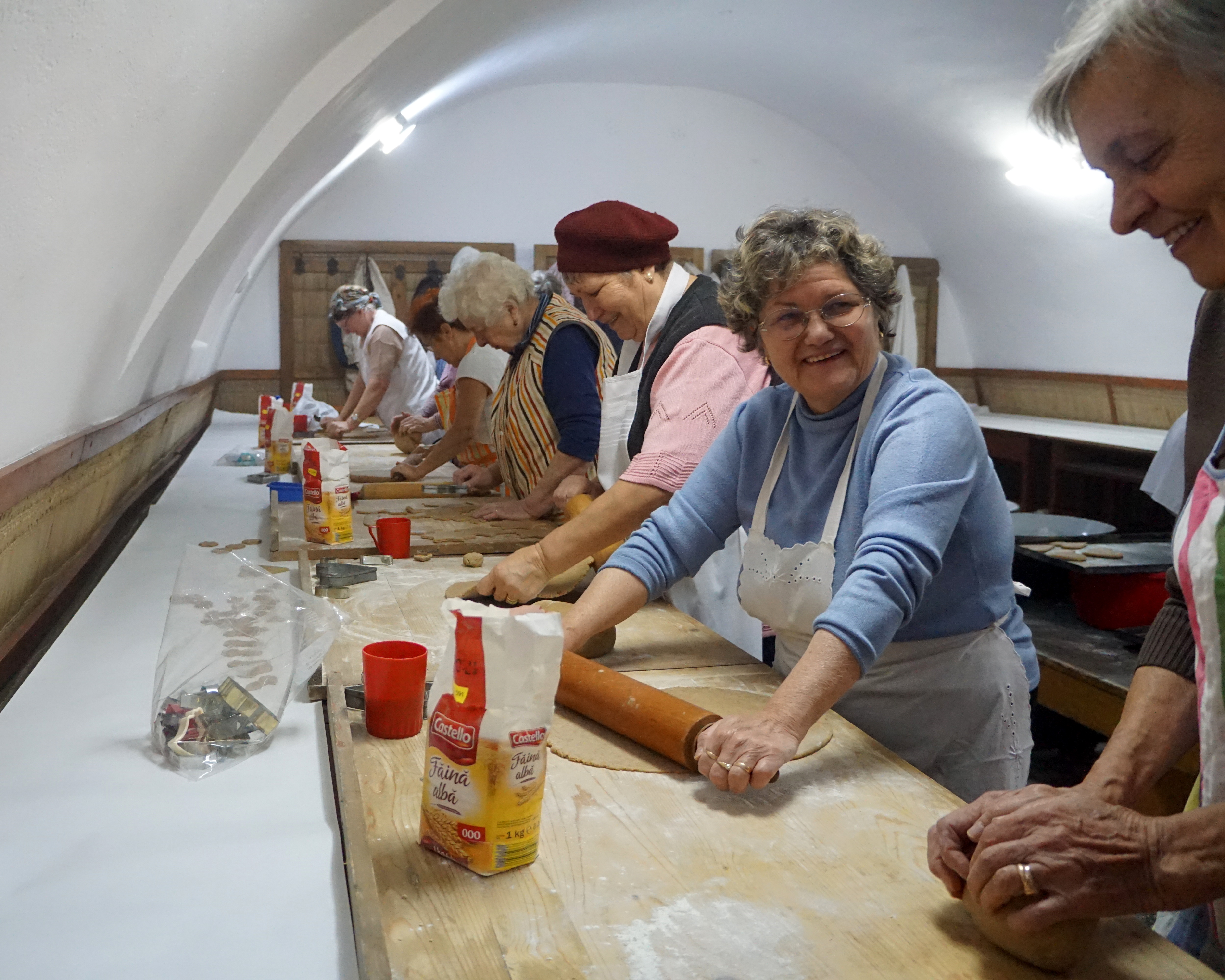Frauen backen im Keller für Weihnachtsbescherung, Mediasch im November 2023