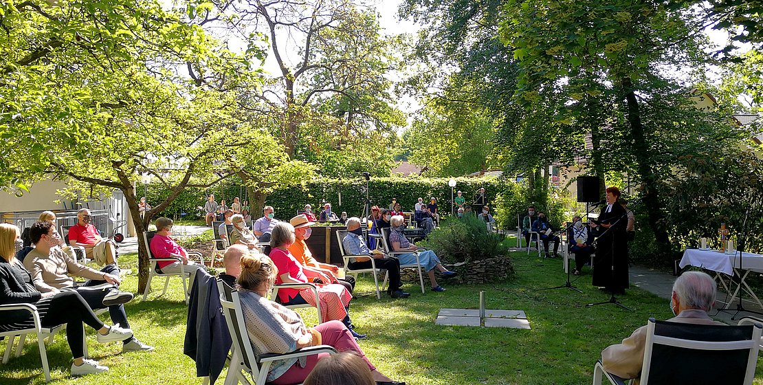 Gottesdienst auf der Gemeindewiese, Foto Hermann