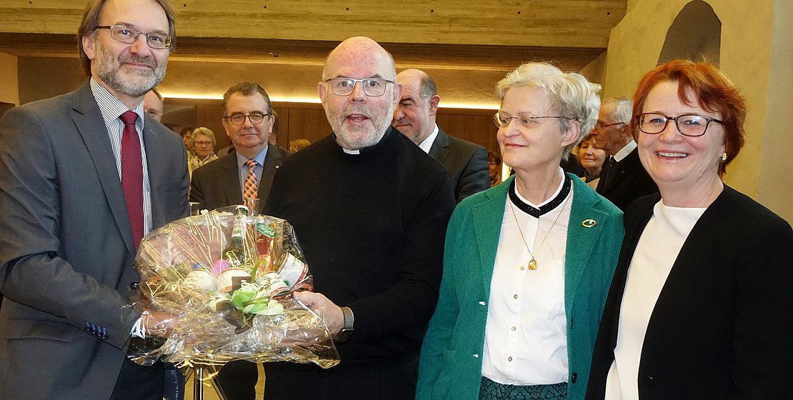 von links: Senior Pfarrer Klaus Eyselein aus Pyrbaum, Regionalbischof Dr. Hans-Martin Weiss, dessen Frau Irmi Weiss und Dekanin Christiane Murner, Foto: Eifler
