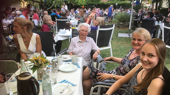 Bewohner genießen mit Ihrem Besuch das Fest, CM