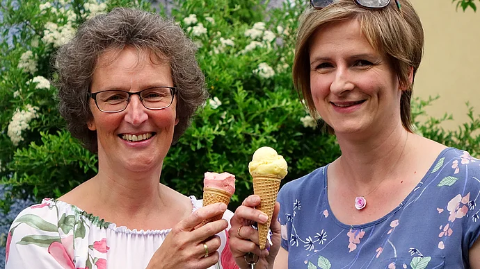Pfarrsekretärinnen Petra Lukas und Tanja Bauer mit Eistüten, Foto: Eifler
