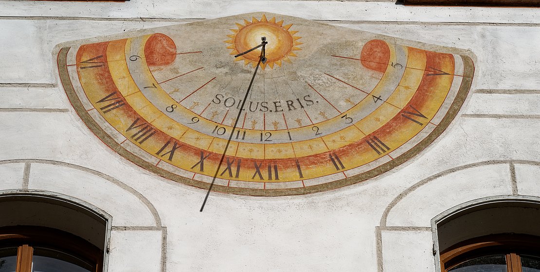 Sonnenuhr an der Fassade von Schloss Herrenchiemsee