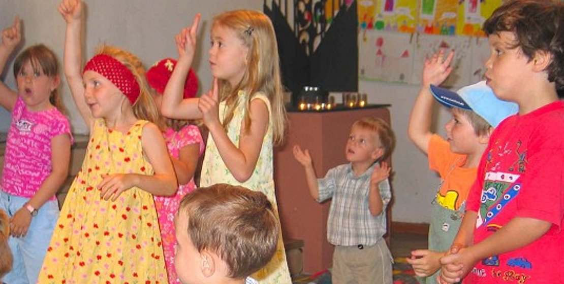 Kinder im Krabbelgottesdienst