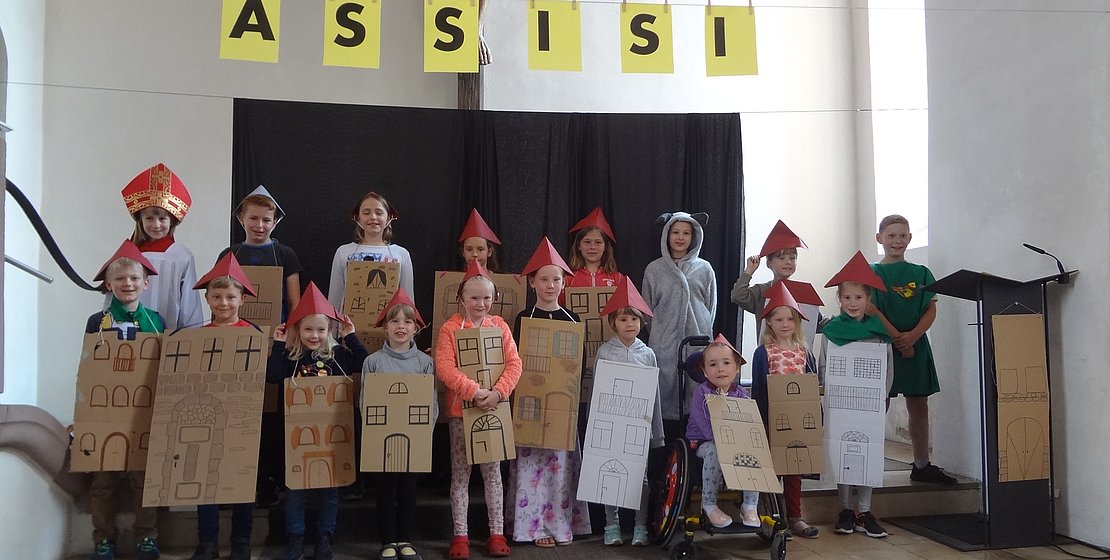 Kinderchor singt und spielt Franziskus