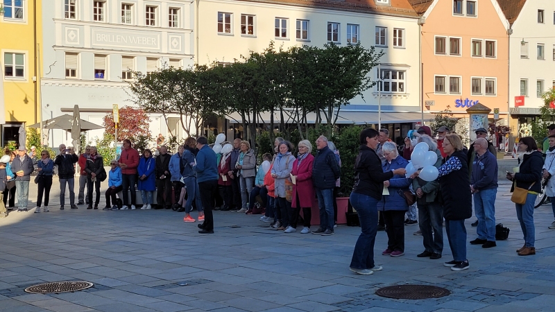 Neumarkt i.d.OPf. Friedensandacht vor dem Rathaus, Luftballons mit Friedenswünschen von Kindern