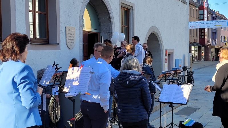 Neumarkt i.d.OPf. Friedensandacht vor dem Rathaus, Luftballons Zeichen für Frieden