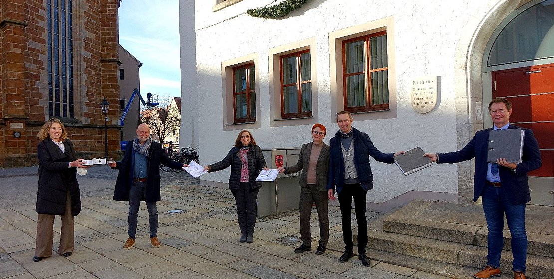 Übergabe des Bauantrages an Oberbürgermeister Thomas Thumann (rechts) durch von links: Stephanie Sauer, Christian Brückner, Susanne Scola, Christiane Murner, Michael Murner Foto: Dr. Franz Janka/Stadt Neumarkt