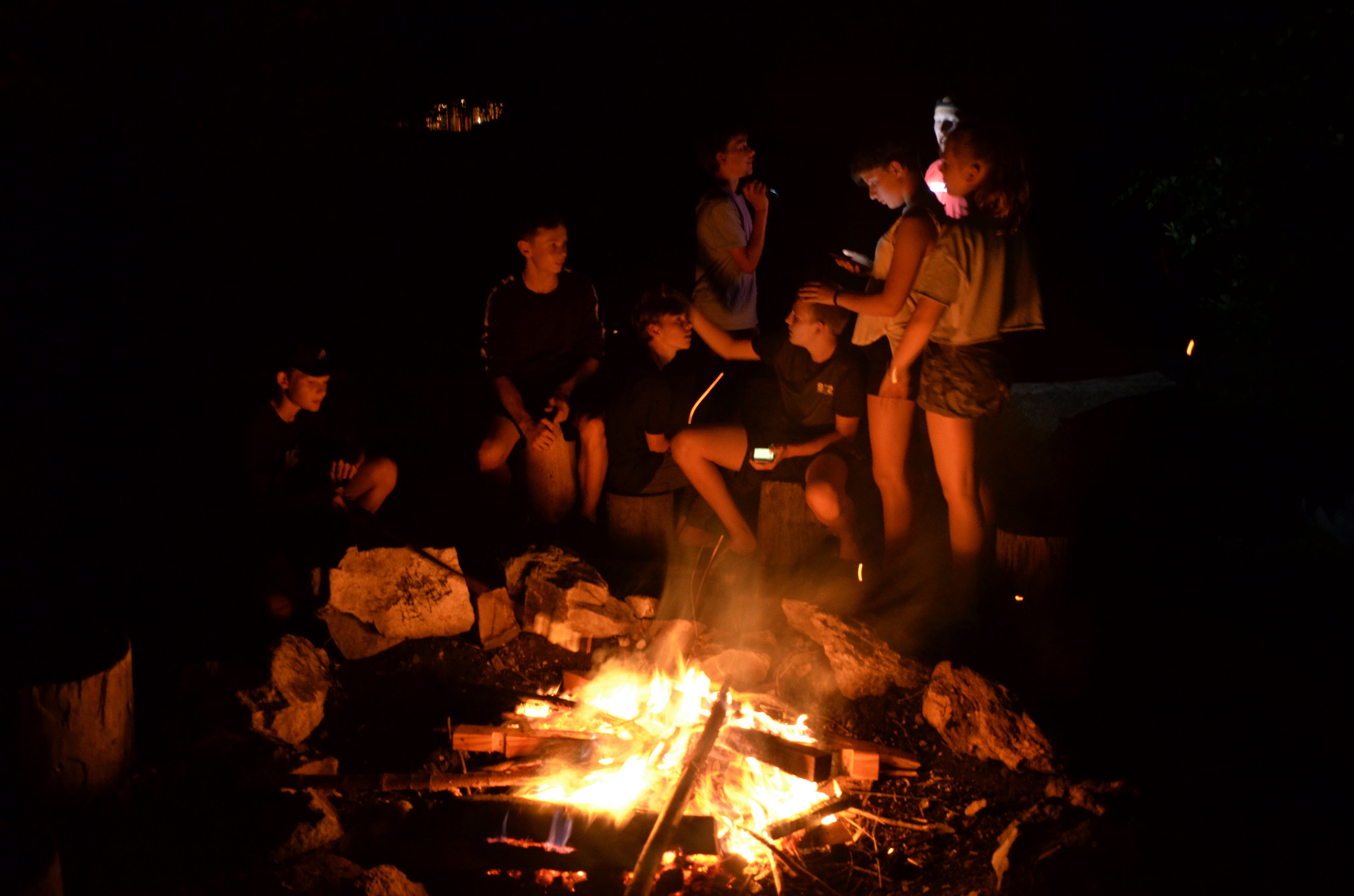 Lagerfeuer im Wildniscamp, Foto L. Kaiser
