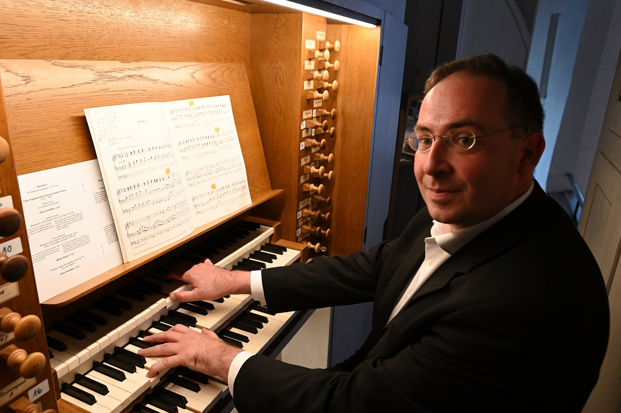KMD Oliver Scheffels an der Orgel, Foto Bernhard Schaffer