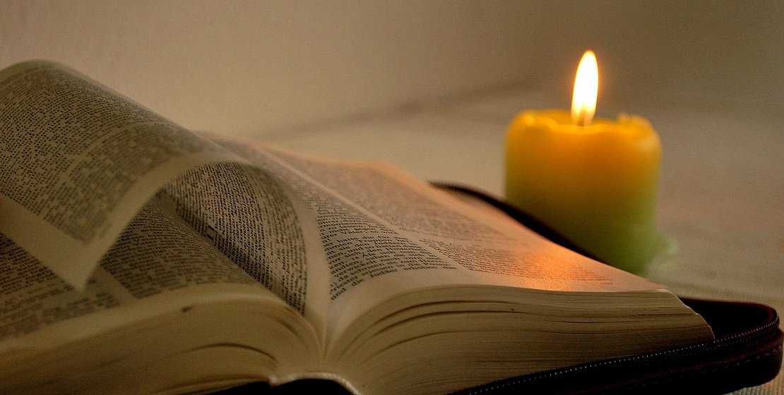 Buch und Kerze, Foto Pixabay