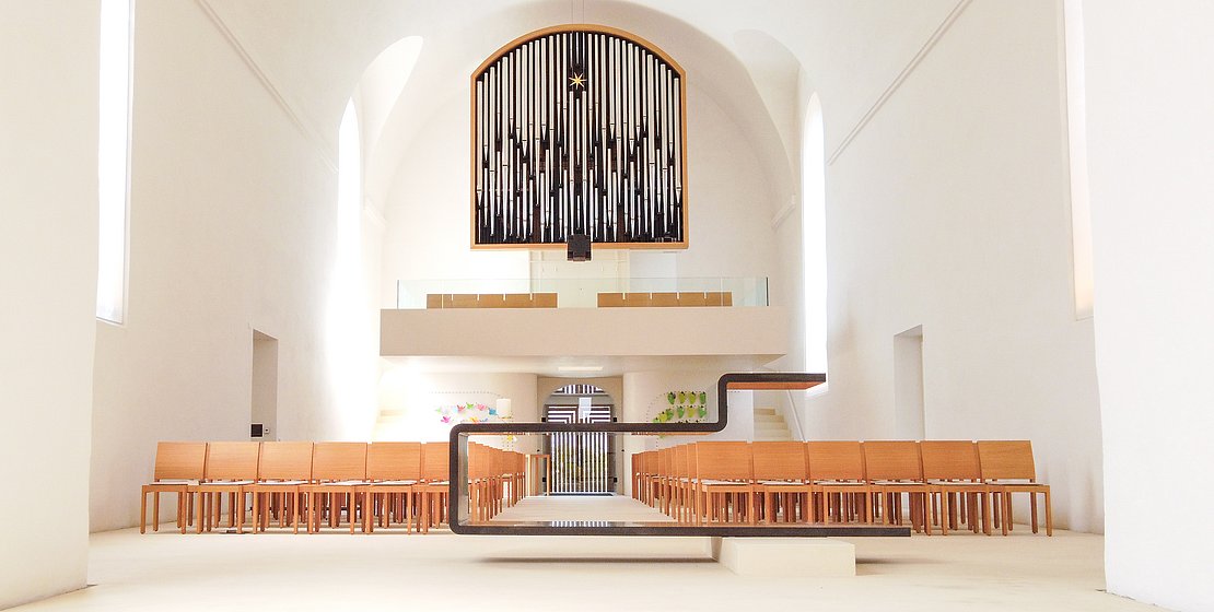 Christuskirche Neumarkt i.d.OPf., Blick über Altar zur Orgel, Foto TM