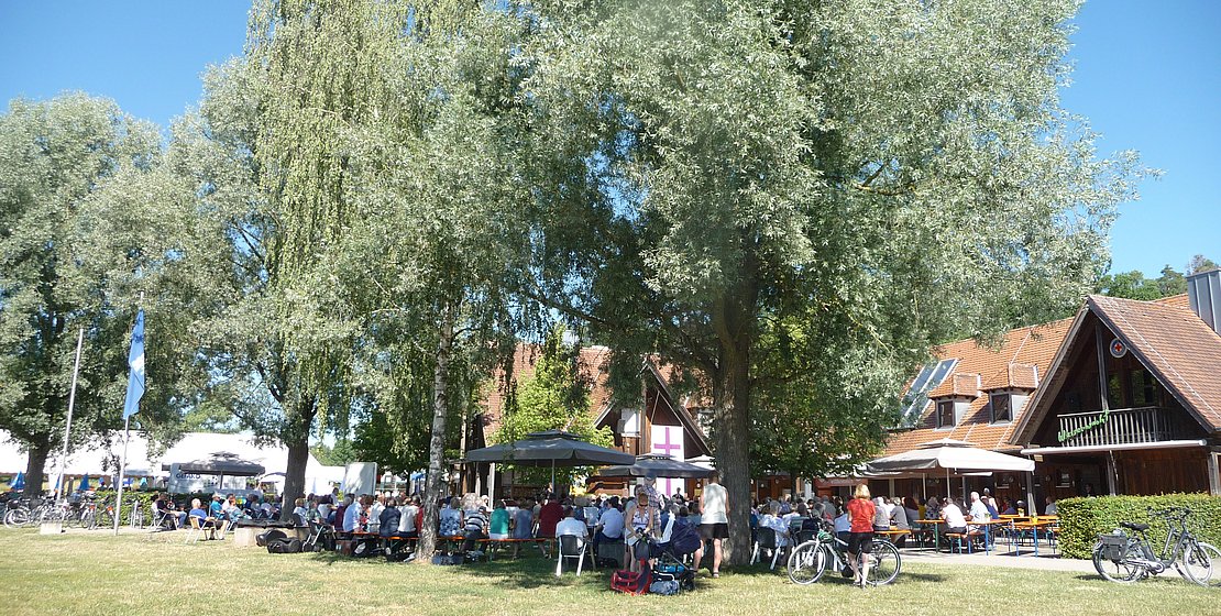 Gottesdienst unter freiem Himmel Rothsee 2019, Strandhaus Birkach; Foto: be