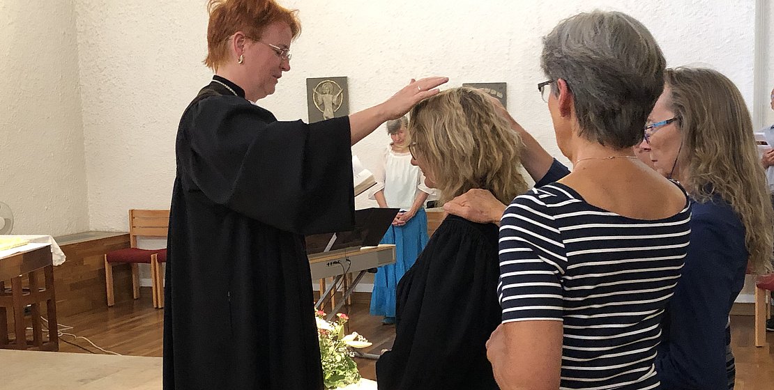 In einem Gottesdienst im Klinikum hat Dekanin Christiane Murner Pfarrerin Katharina Thoma in ihr neues Amt eingeführt. Foto: Murner