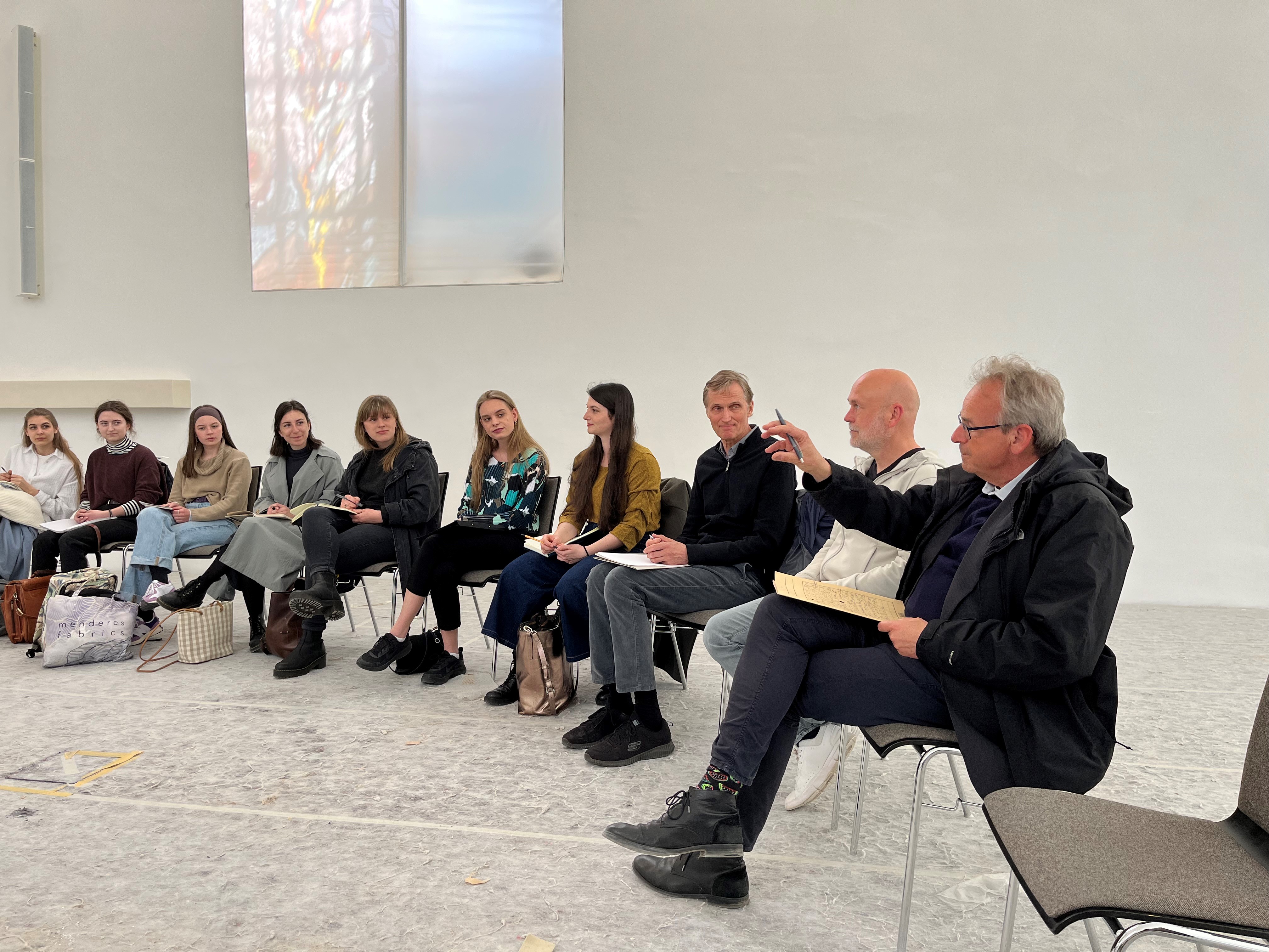 Studentinnen des Textildesigns der Hochschule Hof sprechen mit Professor und Architekten in der Christuskirche die Gestaltung von Paramenten, Foto: C. Murner