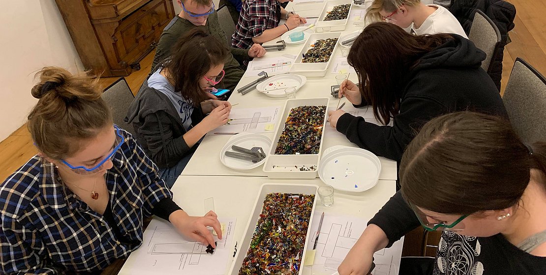 Konfi 2019 gestalten Glaskreuze, Foto: Eifler