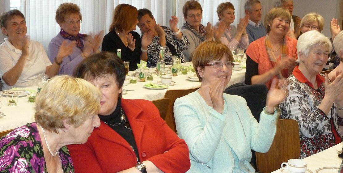 Ehrenamtliche Mitarbeiterinnen klatschen, Archivfoto