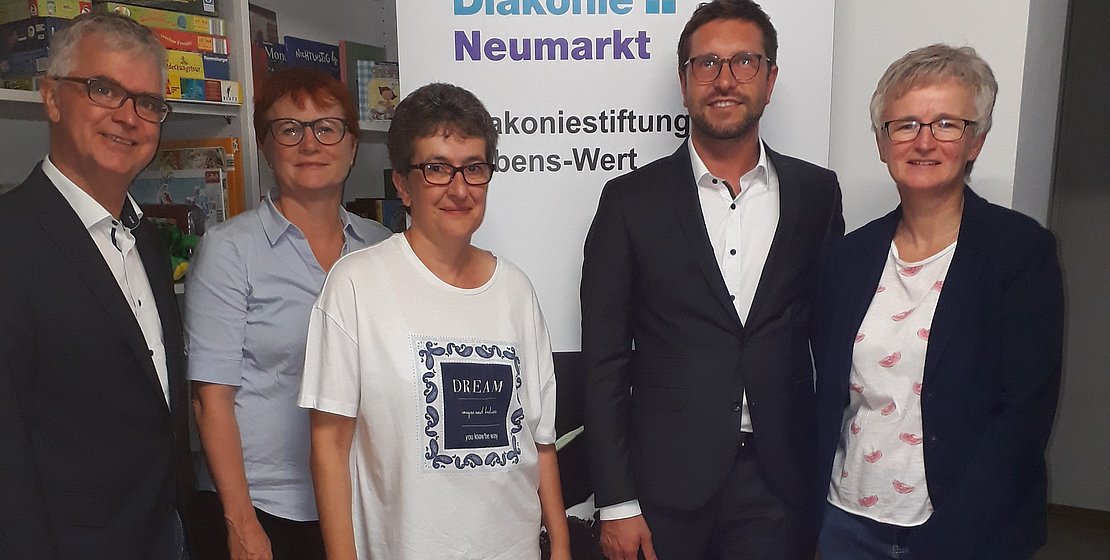v.L.n.R: Detlef Edelmann, Stellv. Vorsitzender, Dekanin Christiane Murner, Stiftungsvorsitzende, Angelika Heller, Koordinatorin Leb-mit-Laden, Marco Gmelch u. Ursula Hammerbacher, Mitglieder Vorstand Diakoniestiftung Lebens-Wert, Foto Finzell