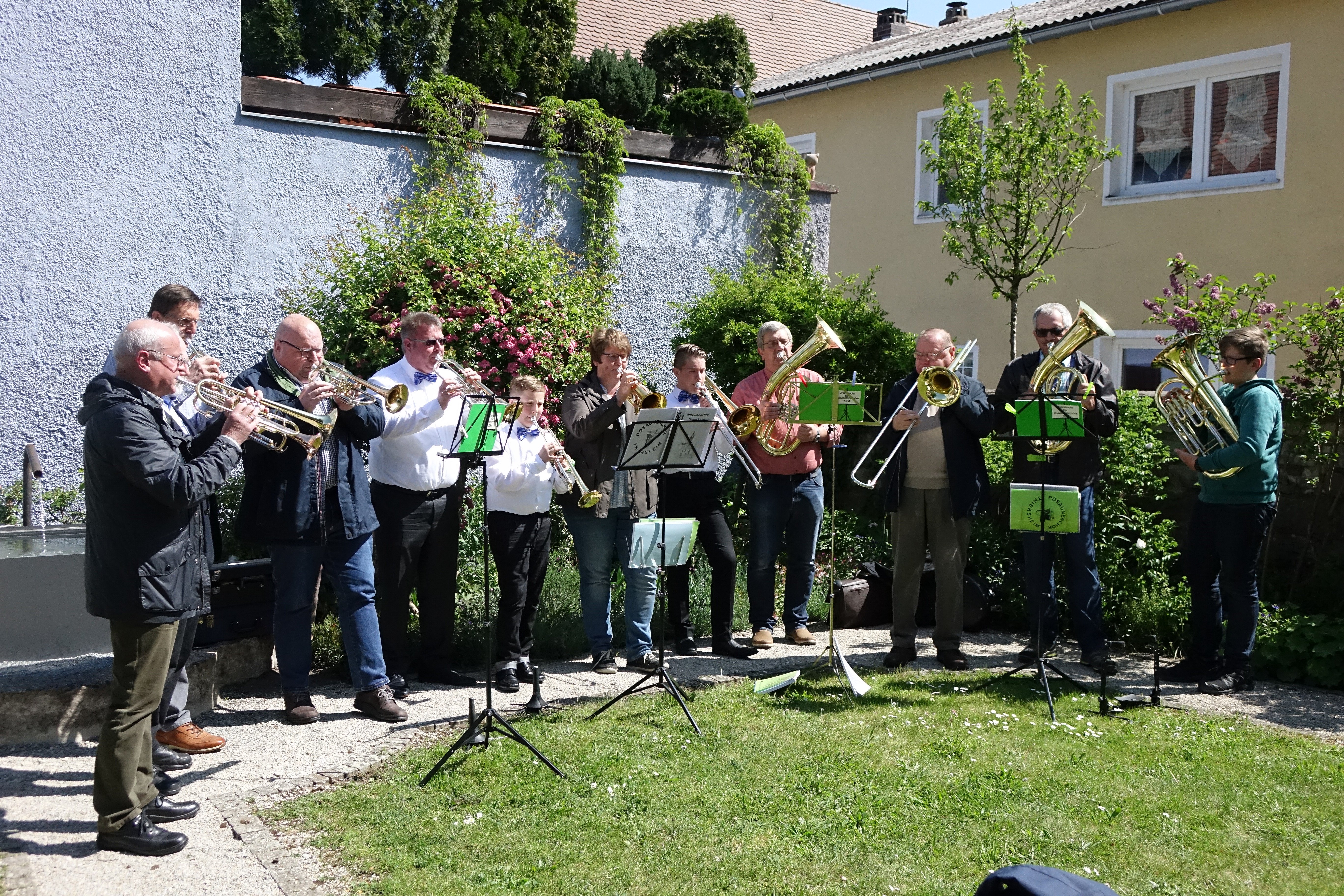Sonntag Kantate, Kirchgarten mit Posaunenchor Thiersheim; Foto: Klaus Eifler